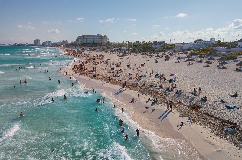 Turistas curtindo praia em Cancún